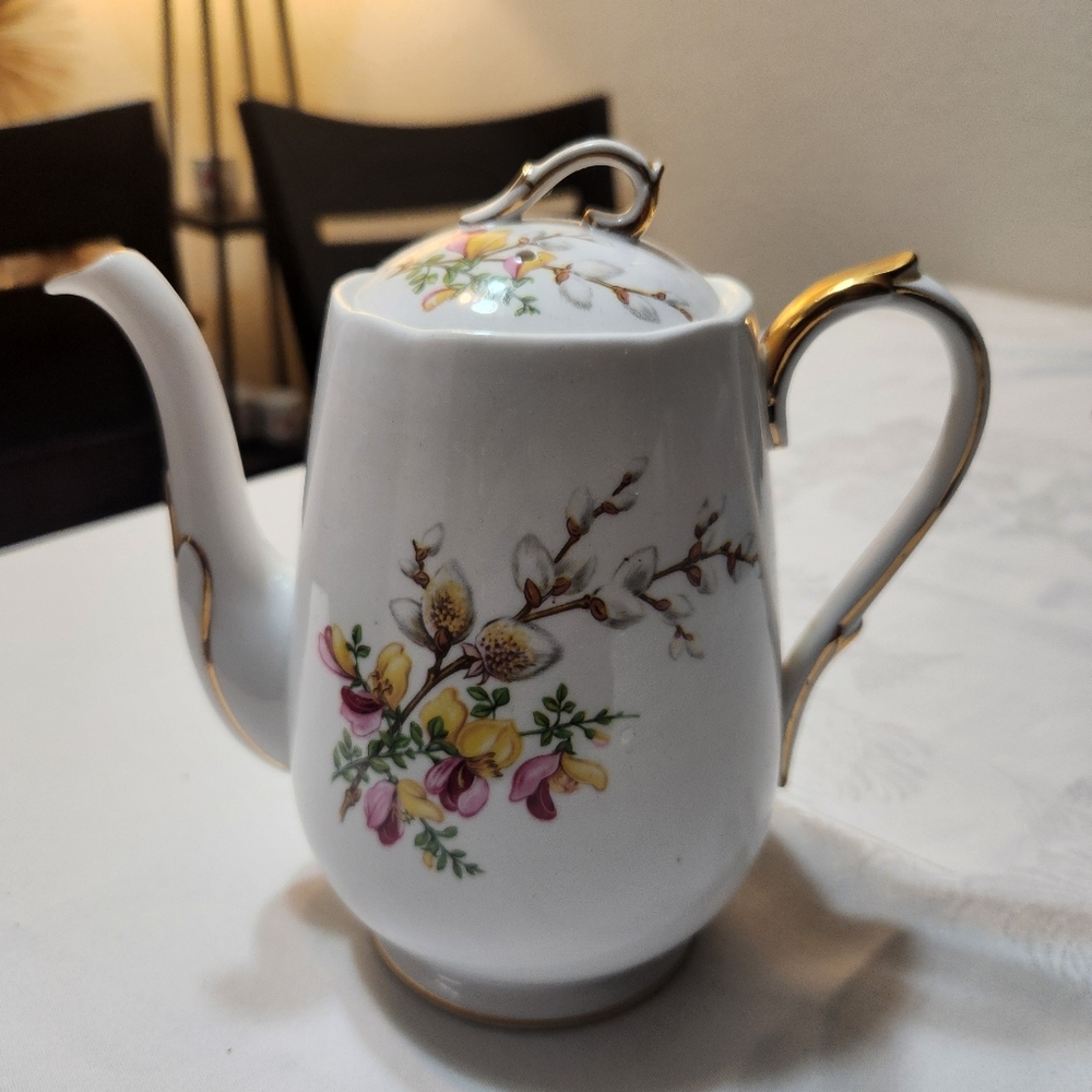 Vintage Windsor bone china Pink Freesia and Willow tea/ coffee pot